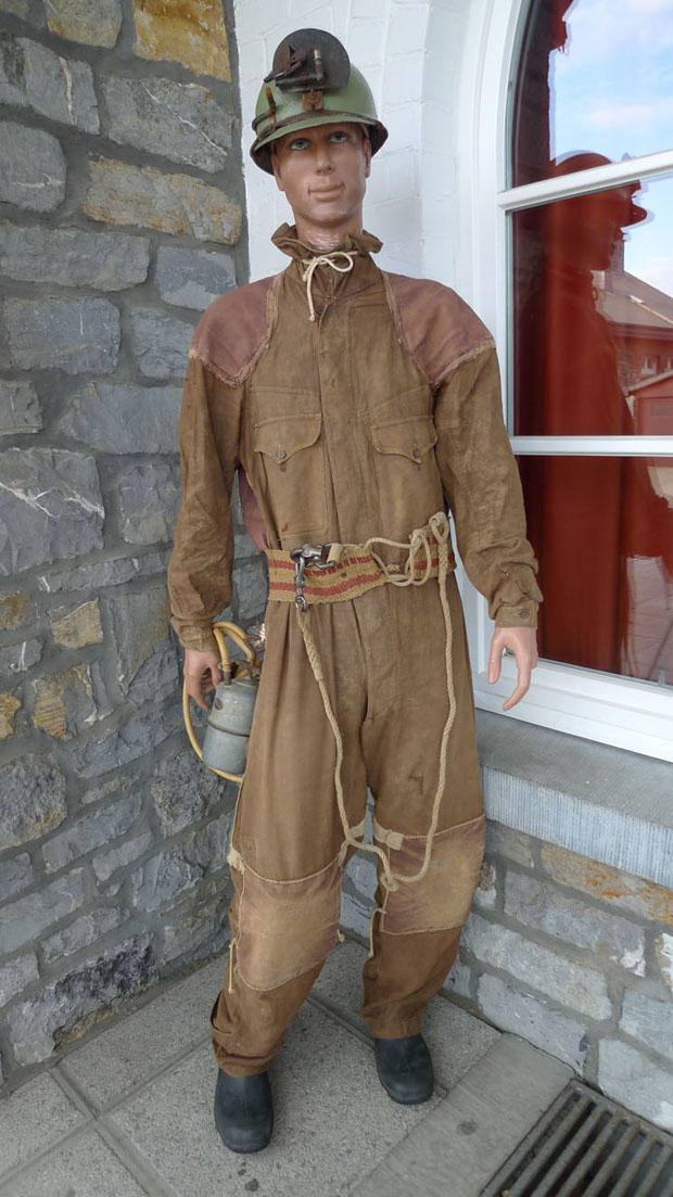 Ceinture de Robert de Joly 
salopette de Alexandre Vitkine 
casque adrian transformé après guerre, propriétaire inconnu